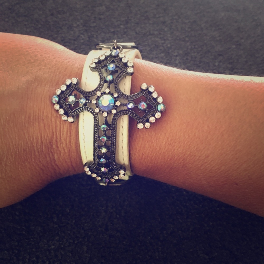 Leather strap cross bracelet